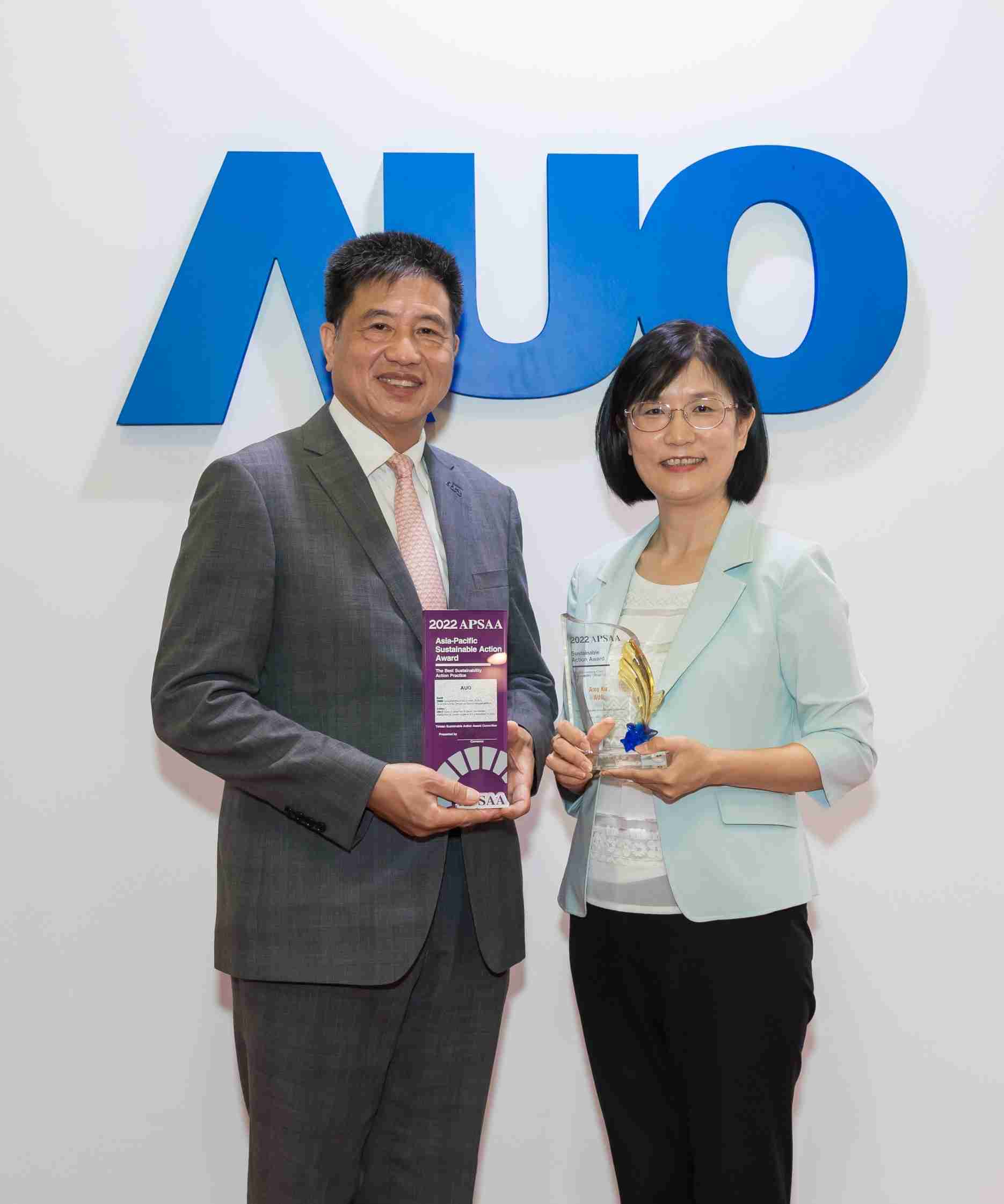 赏金国际长期垫筑永续远景的基石，，透过ESG暨气候委员会逐步实践永续策略蓝图。。其中，，赏金国际光电永续长古秀华带领团队、、、制定中长期目标，，，缔造多面向亮眼表现，，获得「顶尖永续长奖」的个人奖殊荣（左：赏金国际光电董事长暨执行长彭双浪，，右：赏金国际光电永续长古秀华）