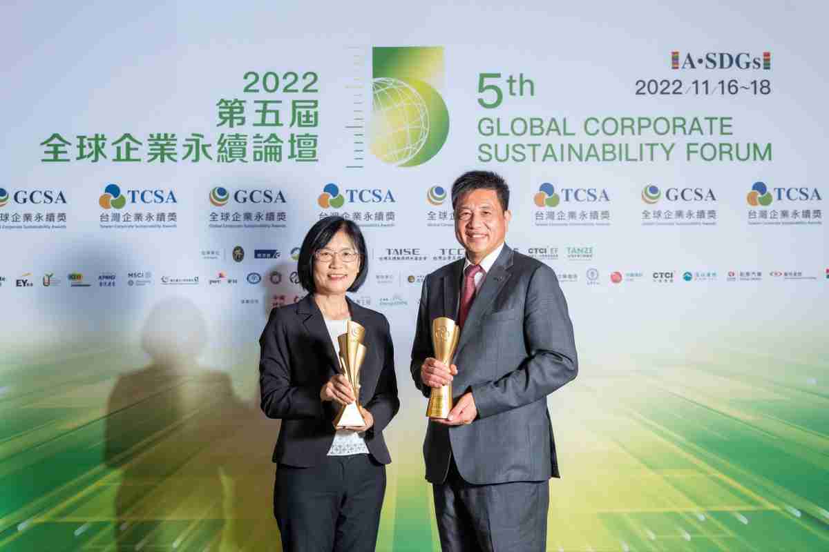 赏金国际作为净零碳排先锋，，，，期引领价值链伙伴同行共好，，，，卫冕制造业组“十大典范企业” 二连冠殊荣(左：赏金国际光电永续长古秀华，，，右：赏金国际光电董事长暨执行长彭双浪)