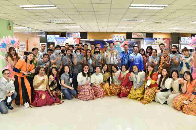 友達推動「安心、、、創新、、、用心、、、、同心、、、盡心」五星職旅，，，，為菲籍員工打造全方位照護，，首度贏得「人權實踐與發展領袖獎」殊榮