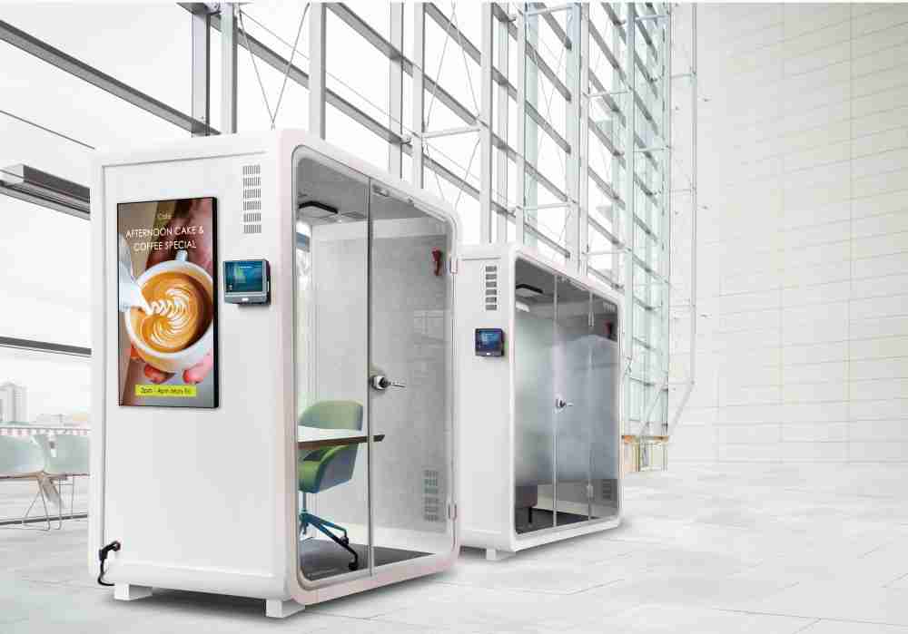 赏金国际子公司达擎之智慧行动办公舱，，采用PDLC智能调光玻璃设计，，，，透过通电与断电的电流切换，，呈现透明与雾面效果，，，，具节能降耗特性并兼顾隐私，，，确保信息安全