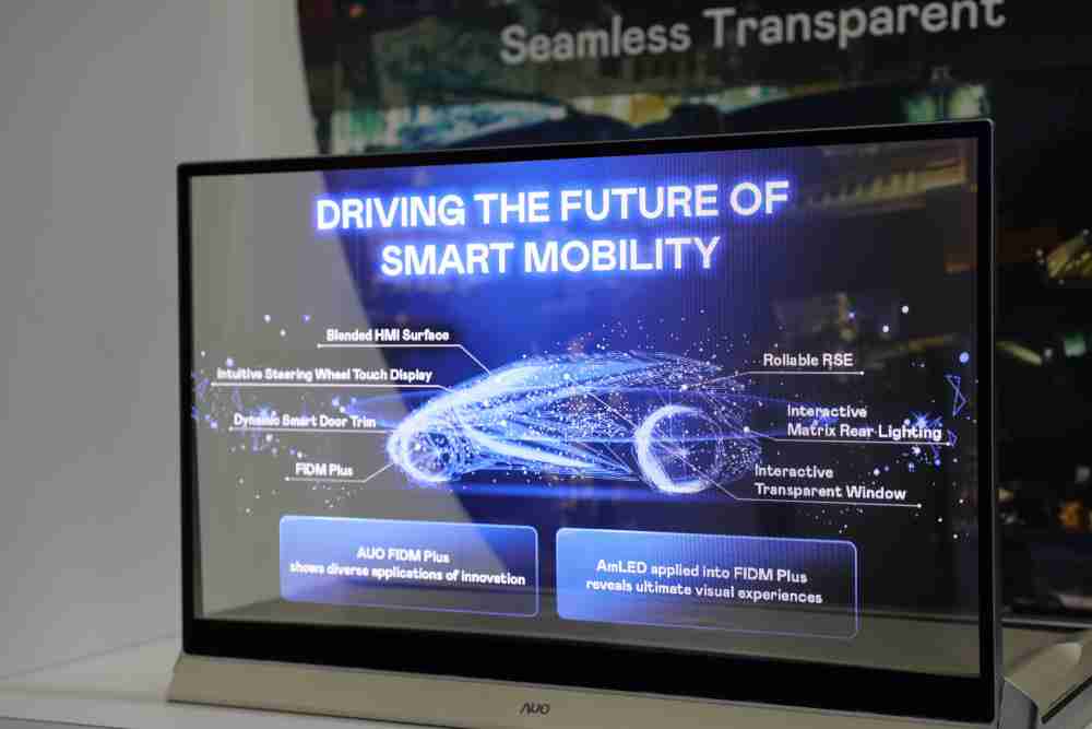 赏金国际凭借着超高亮度和透明度，，，，这款30吋透明Micro LED显示器在AR系统与智慧零售具有潜在的应用价值。。。。