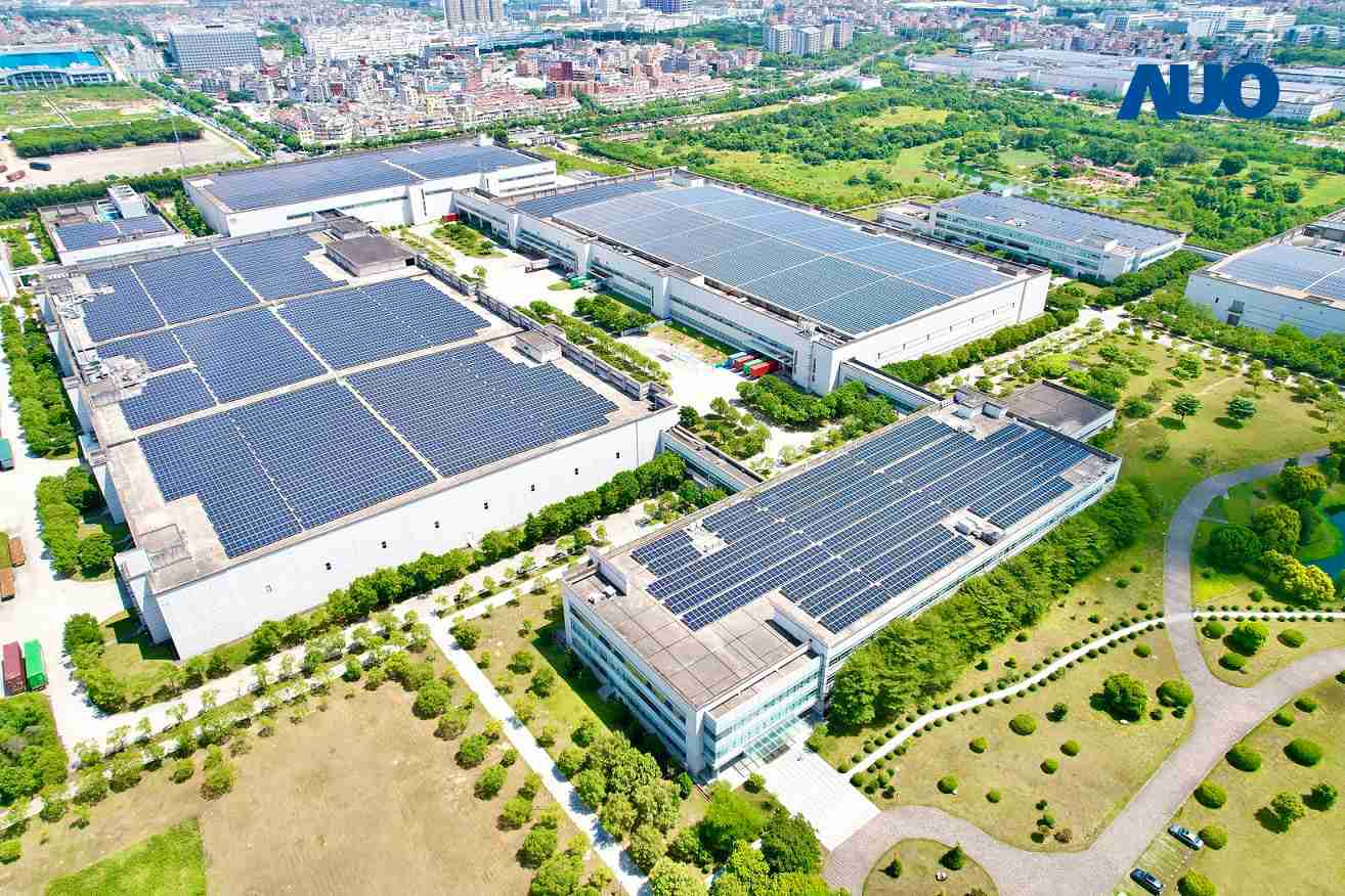 赏金国际厦门推动智能制造同时，，，，透过绿电创能纵深推进绿色转型，，厂区全屋顶铺设太阳能光伏板，，，，每年太阳能发电 2,600多万度