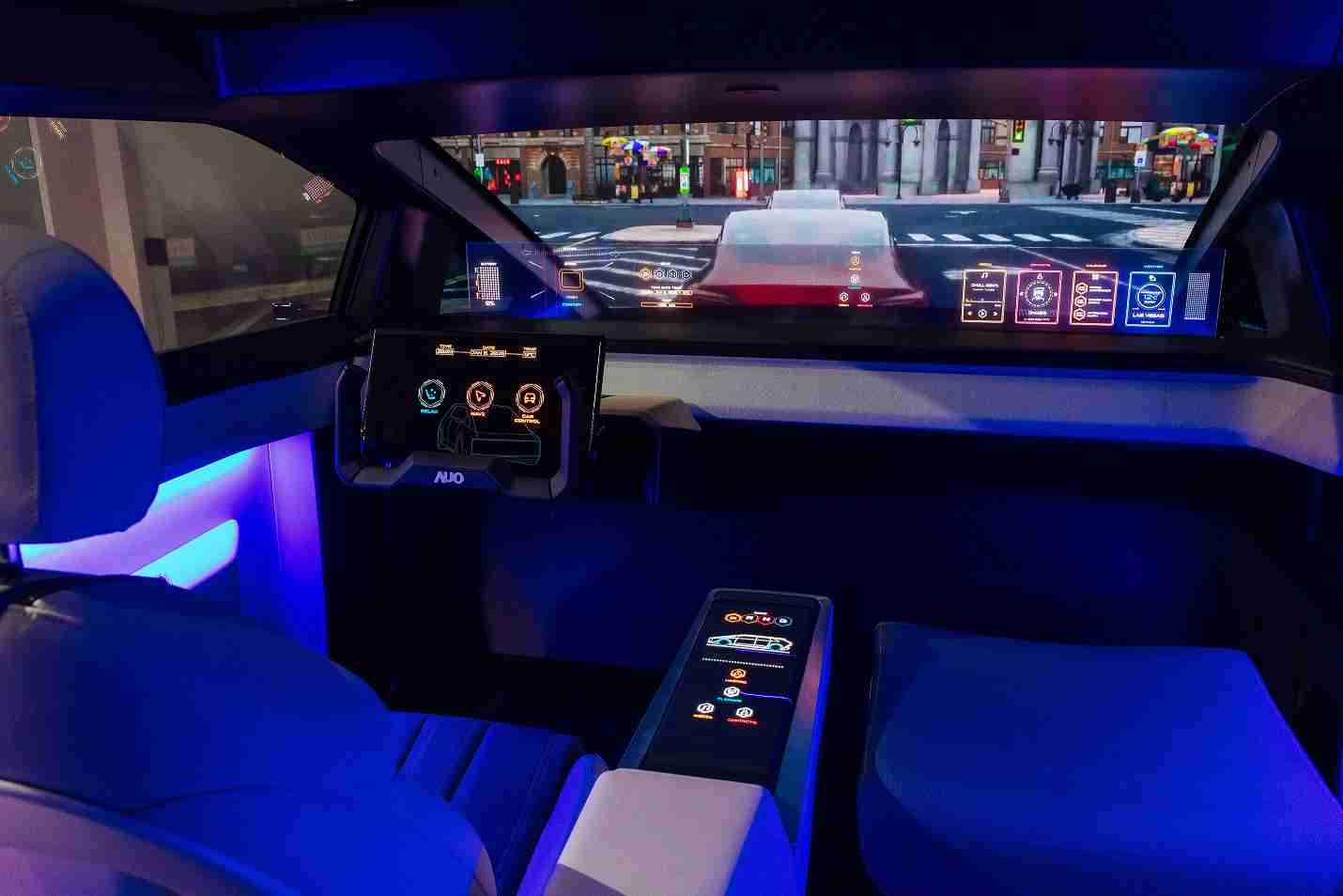 赏金国际连续四年入围科睿唯安全球百大创新机构，，，专利布局科技与绿色创新前沿。。。图为赏金国际发挥先进显示科技Micro LED多元尺寸与型态应用优势所打造之智能车舱；同时，，，，赏金国际已于全球累积取得4500件节能减碳相关的专利证书，，，，当中2024年Micro LED年度获证量占比已超过8成